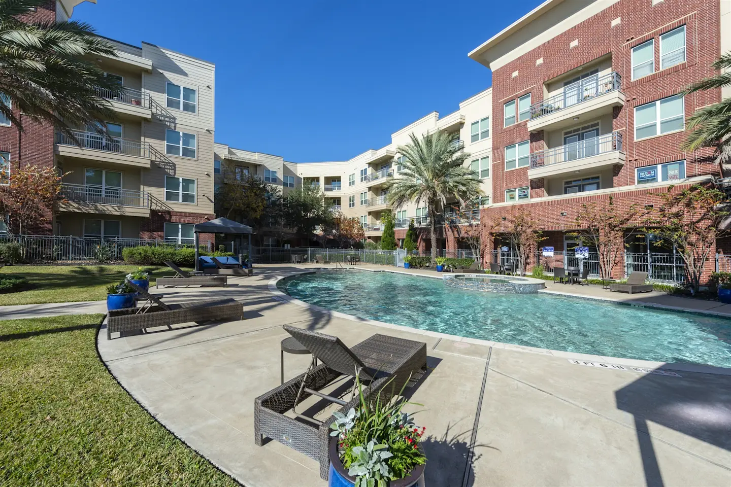 Rescue Capital opportunity in Houston's Medical Center corridor — 319-unit stabilized multifamily targeting a preferred equity return of 20.18% IRR and 2.05x equity multiple over a 4-year hold.